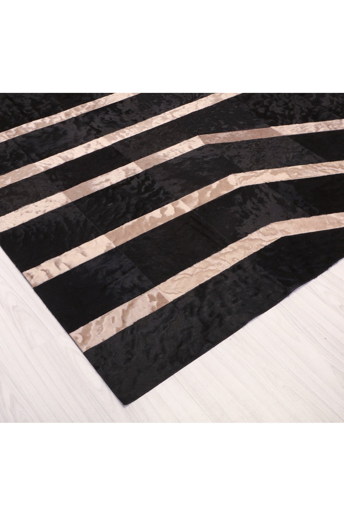 Bej Çizgili Siyah Deri Halı - LEATINN LEATHER WEAR