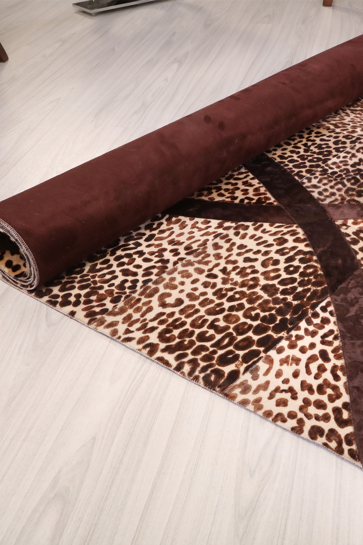 Leopar Baskılı Şeritli Deri Halı - LEATINN LEATHER WEAR