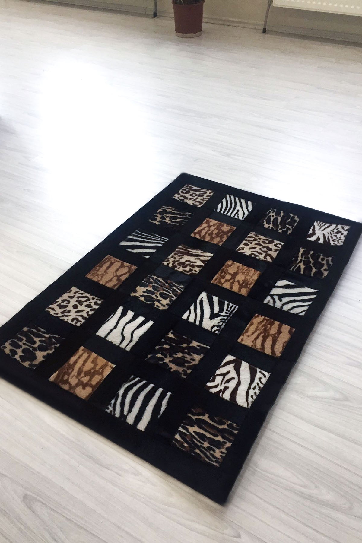 Desenli Siyah Deri Yolluk Halı - LEATINN LEATHER WEAR