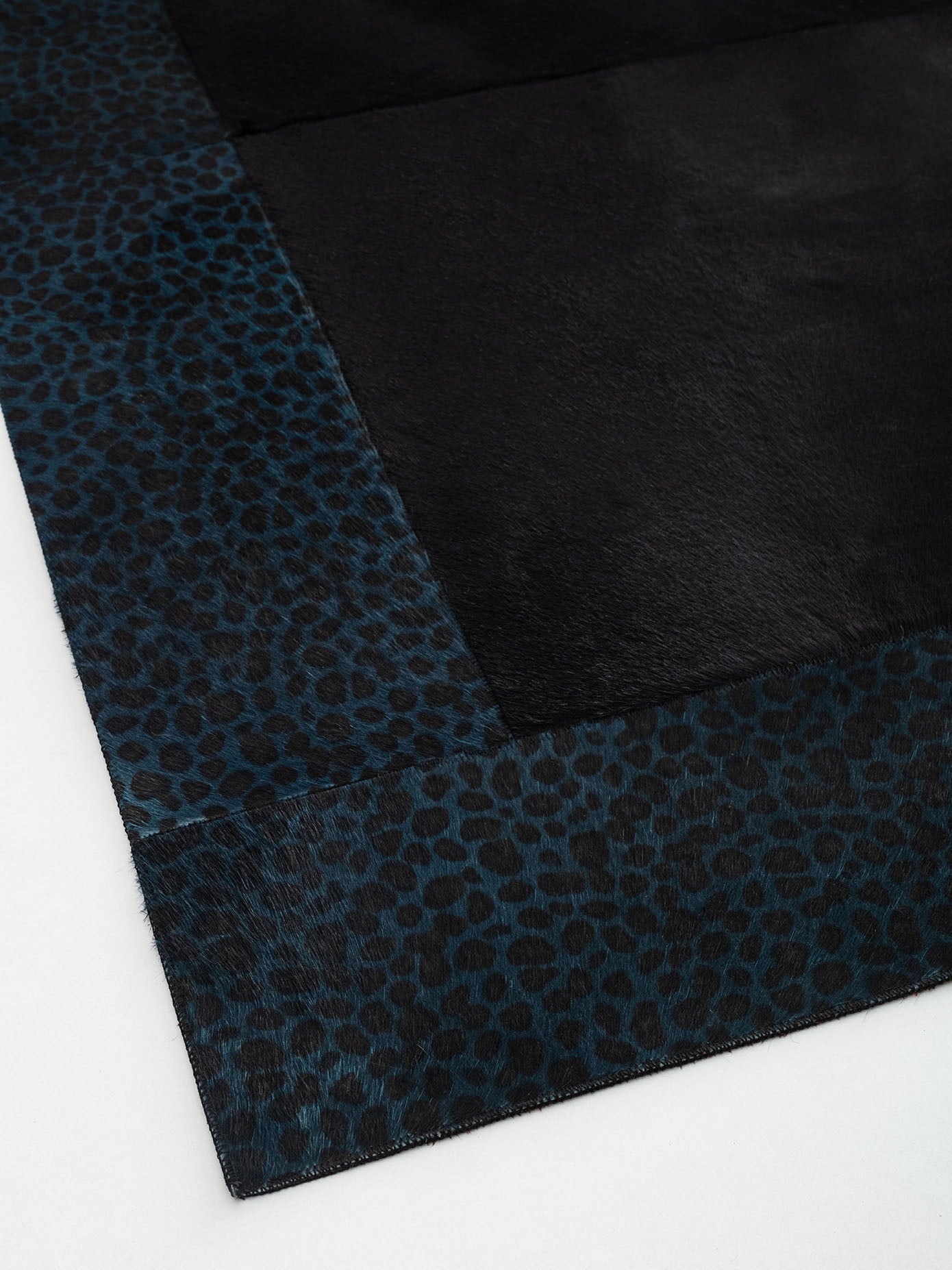 Türkisfarbener Leopard bedruckter schwarzer Lederteppich